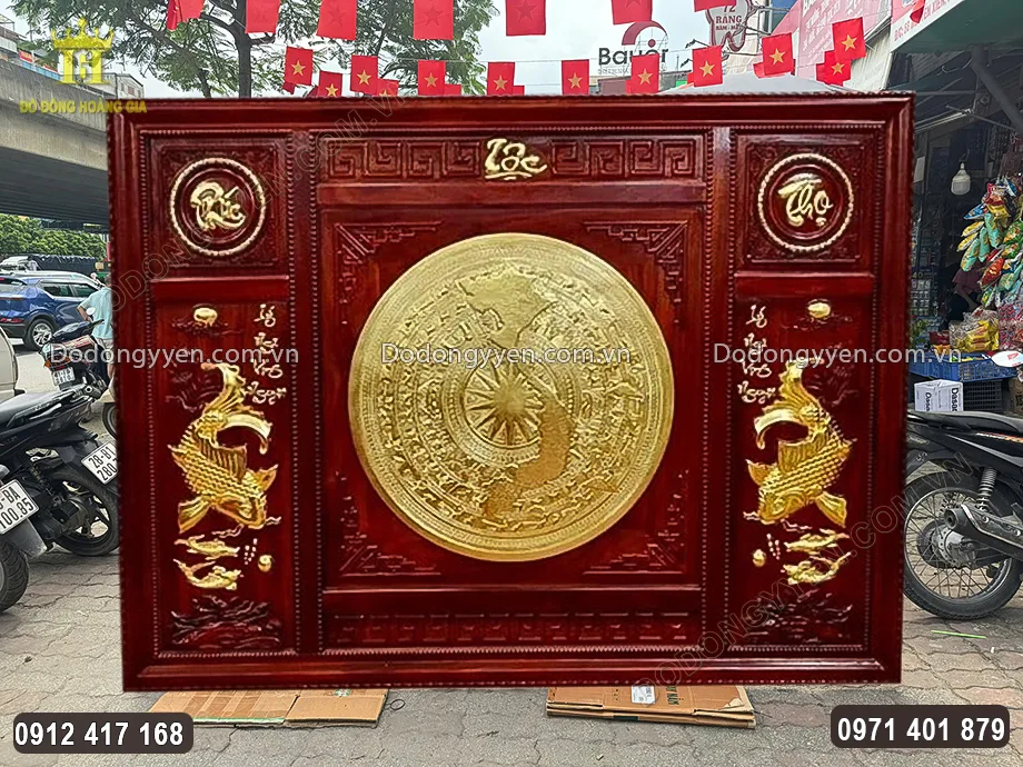 Từng họa tiết hoa văn tr&ecirc;n bức tranh được chăm ch&uacute;t tỉ mỉ bởi c&aacute;c nghệ nh&acirc;n giỏi